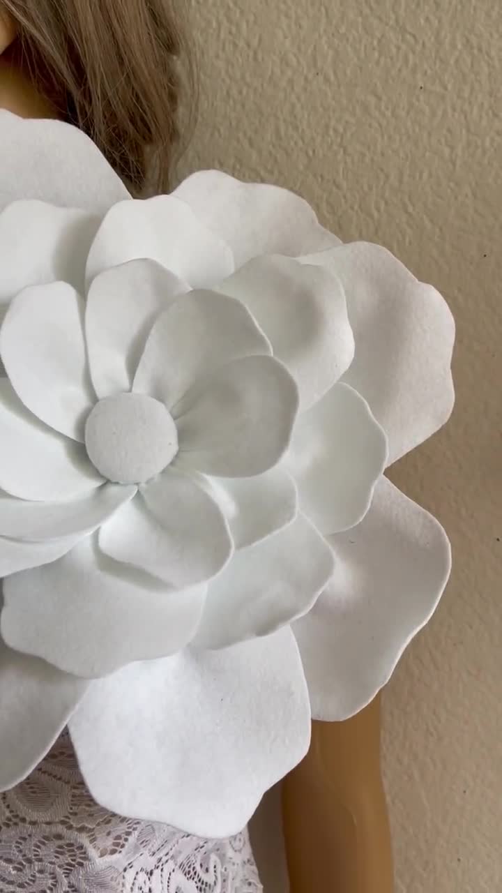 MANURI large flower brooch - White