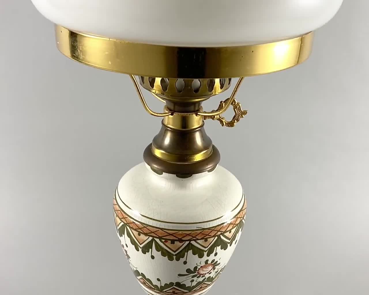 Lampada da tavolo in ottone e paralume in ceramica traforato country retrò  – h 58 cm