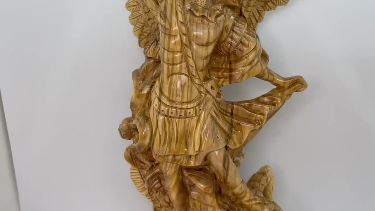 Figura de San Miguel tallada, siglo XVII, madera de tilo en venta en Pamono