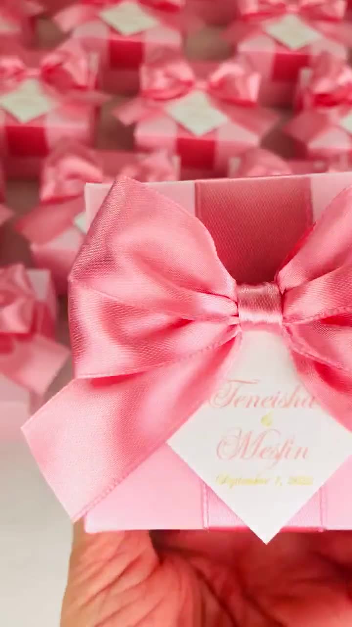 Scatola regalo bomboniera rosa chiaro con nastro di raso Blush, fiocco e  nomi Scatole di bomboniere personalizzate Regalo di benvenuto di nozze -   Italia