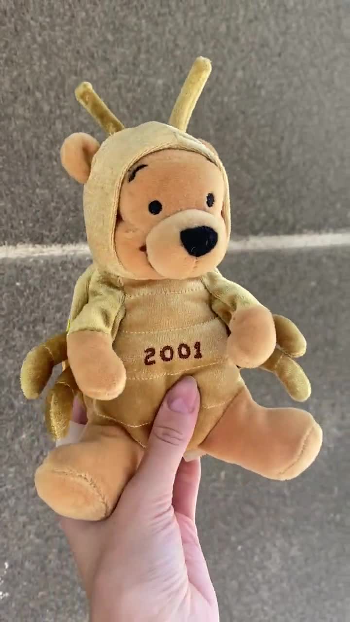 ヴィンテージのくまのプーさんぬいぐるみ：2001年製、蜂の着ぐるみ