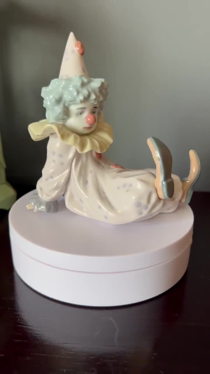 Grande figurine de clown jongleur en résine peinte 20 cm - Label Emmaüs