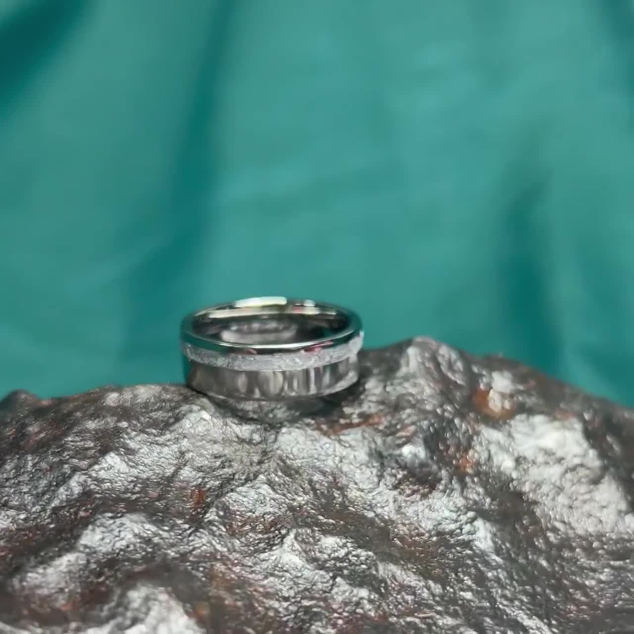 シンプルな隕石メンズ結婚指輪、本物のギベオン隕石を使用したチタン製