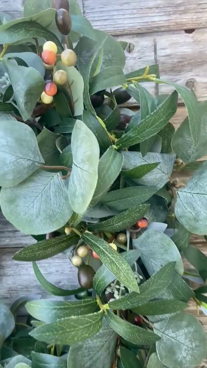 Beautiful, Neutral Eucalyptus & Olive Leaf Wreath featuring White Berr –  Cul de Sac Critters