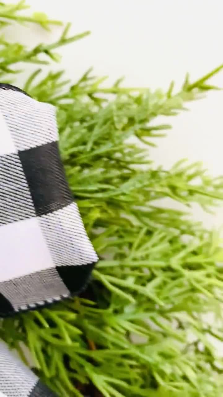 Mini kerstkabinetkransen met lint, mini ceder kastkransen, kabinetskrans met buffel geruite strik, kerstdecor boerderij video poster