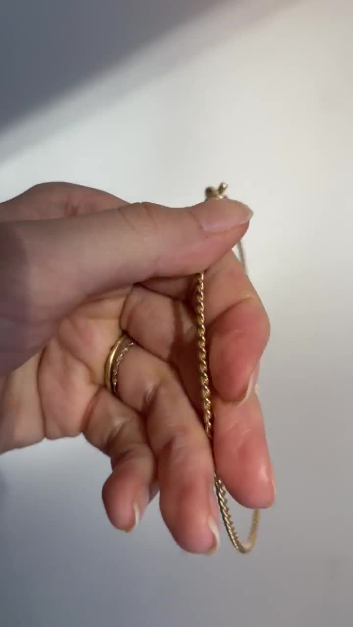 Estate 14KT Yellow Gold Solid 1.5MM Hard Stiff Round Twisted Estate 14KT Yellow Gold Solid 1.5MM Hard Stiff Round Twisted