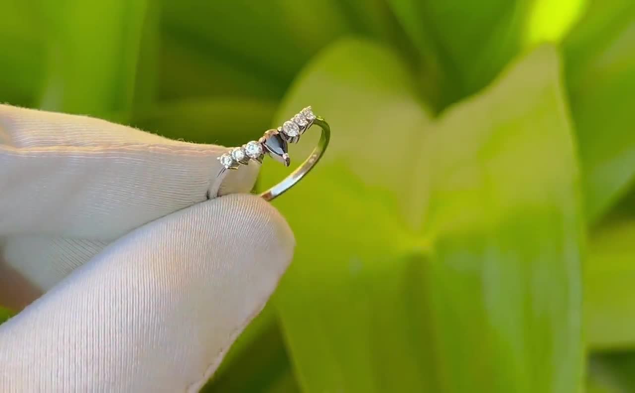 ペアシェイプカットのブラックオニキス入りスターリングシルバー製結婚