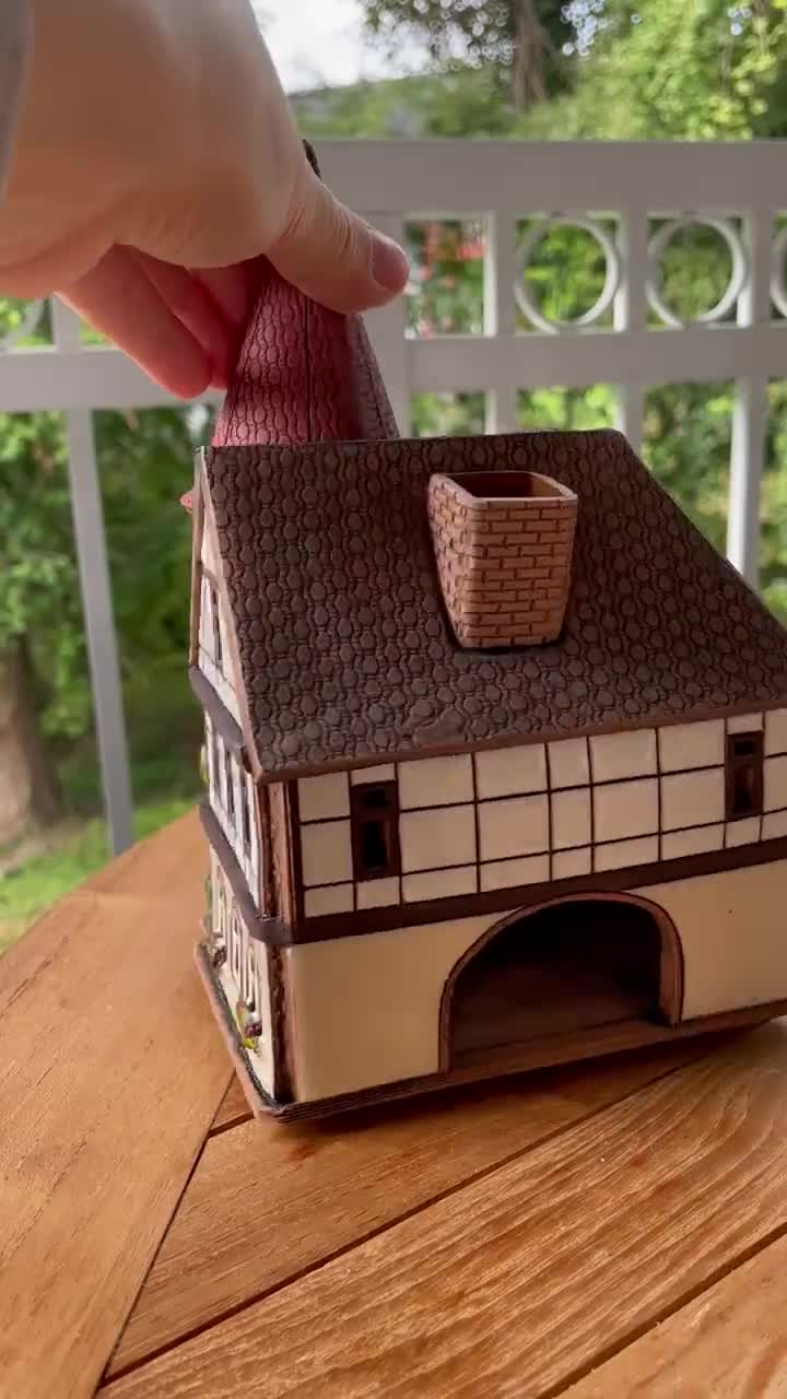 陶器のキャンドルハウス。ドイツの家。陶器の家のティーライト。陶器の