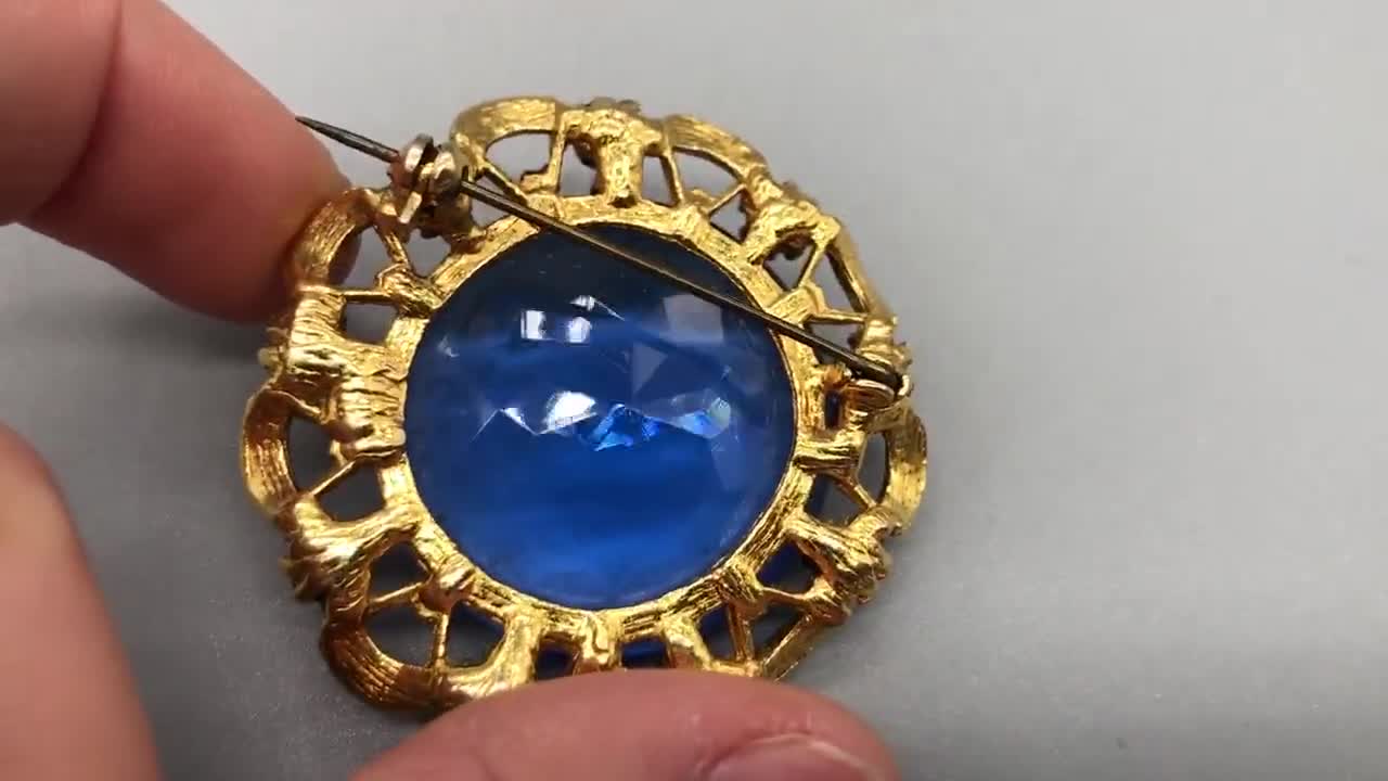 4.677 Vintage brooch, gold tone, filigree, blue crystal, Czechoslovakia