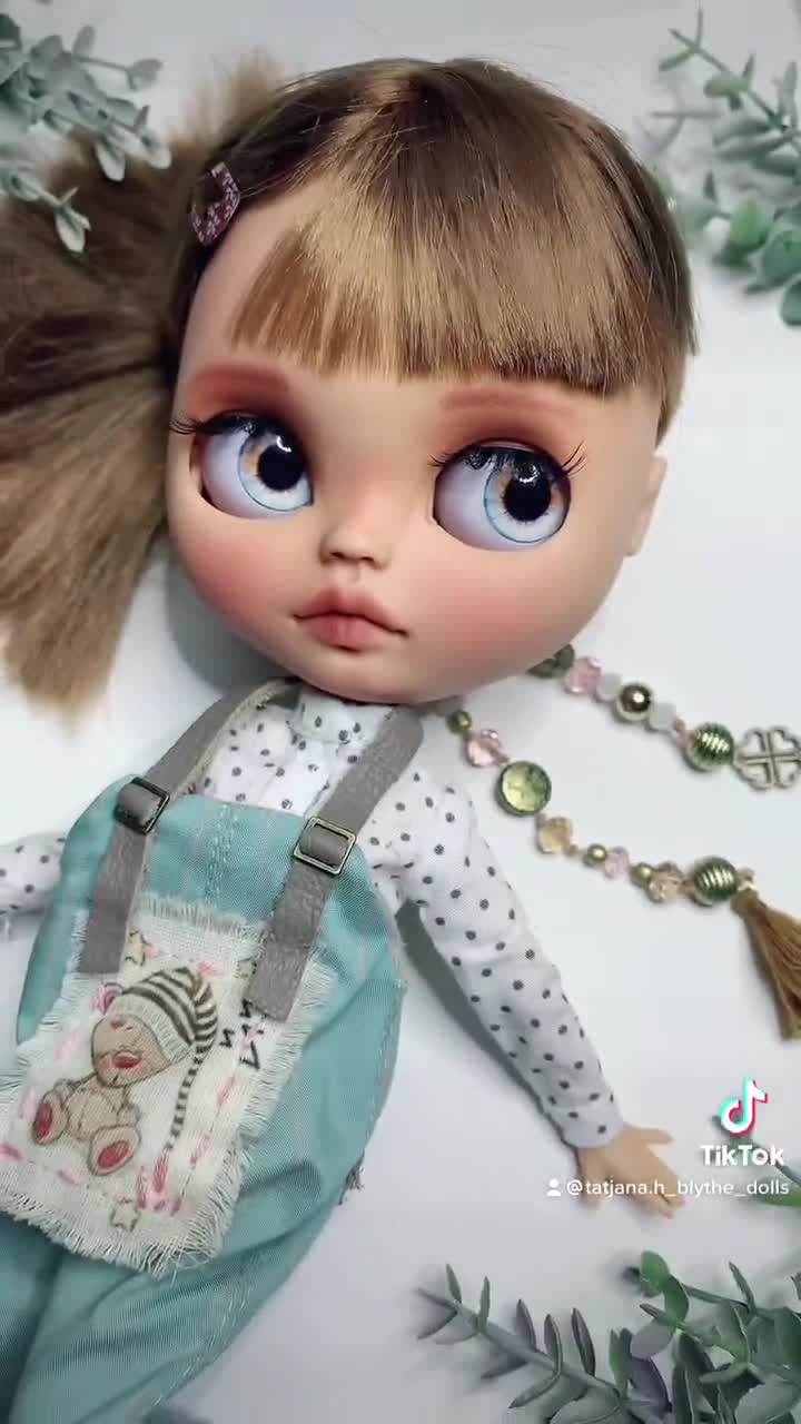 Poupée Blythe OOAK Customisée – Peau Blanche, Yeux Fermés, Cou Articulé