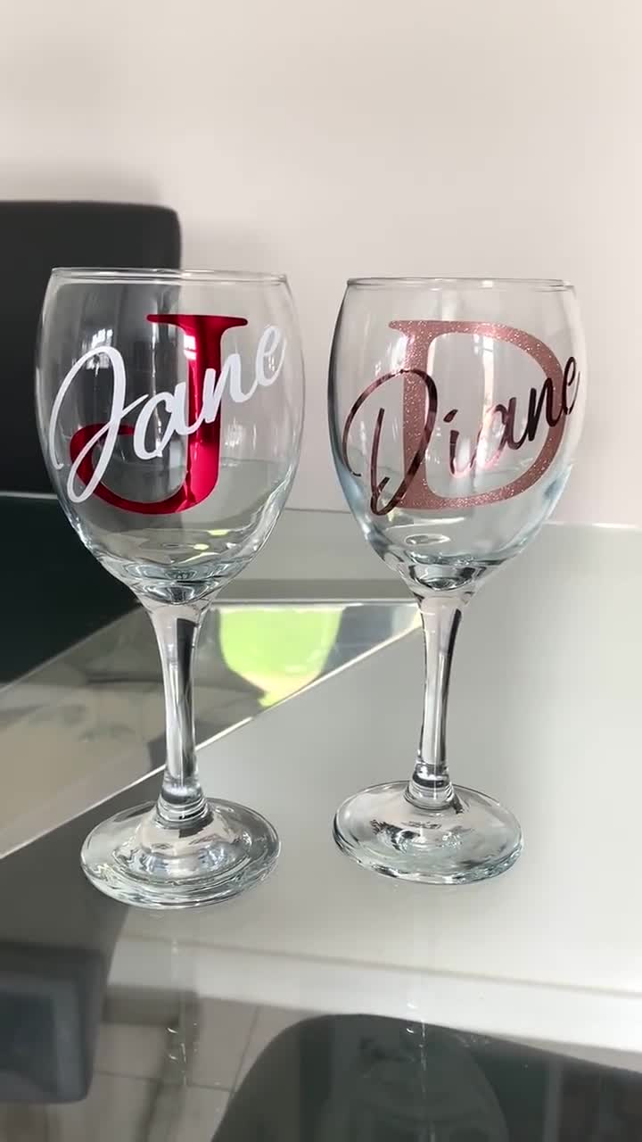 Copas de vino tinto grabadas personalizadas para el día de la madre.  Regalos únicos para mamá con su nombre. El Día de la Madre presenta la  vajilla de