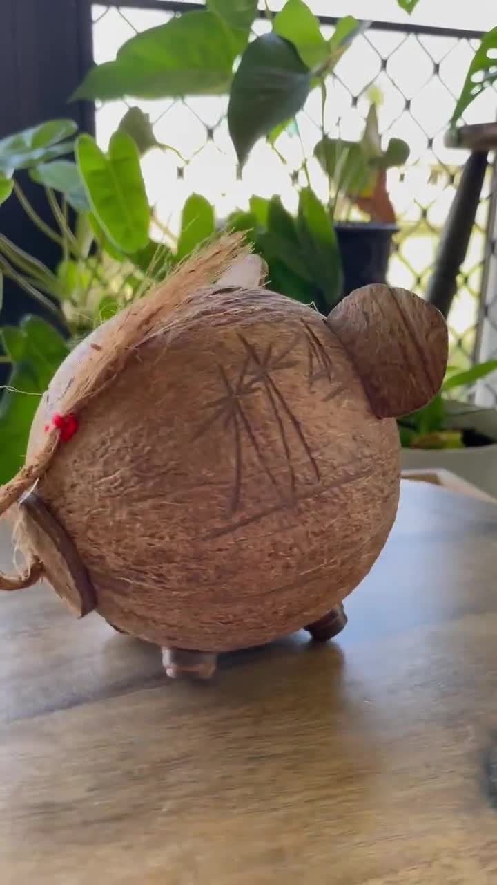 まるで木彫り 飾りたくなる貯金箱 ブタ | 暮らし道具と服のお店 Zoo G6 COLLECTION ユニークな手作りココナッツシェルウッドかわいい豚 コイン貯金箱手作り木製素朴な手彫りの装飾記念品 お金を節