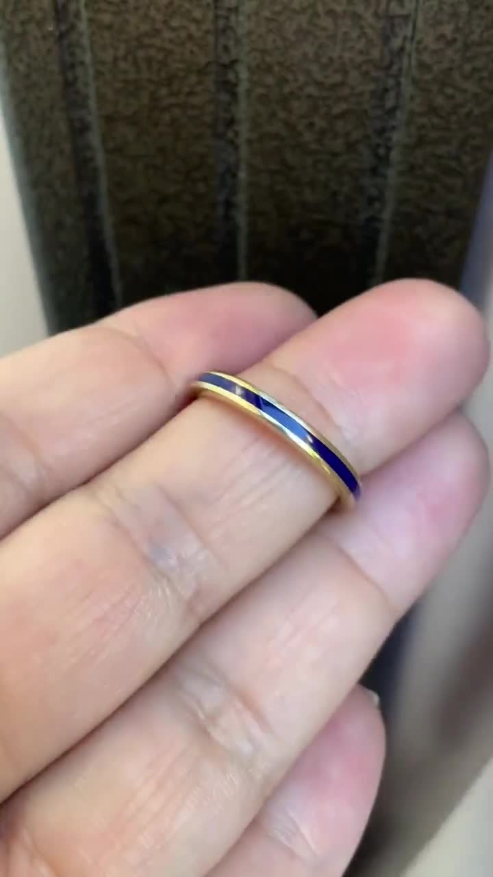 Anillo de banda de esmalte azul marino / Anillo apilable unisex de 2,5 mm con esmalte de color / Alianza de bodas de esmalte para él y para ella / Oro macizo de 10 K, 14 K, 18 K o platino video poster