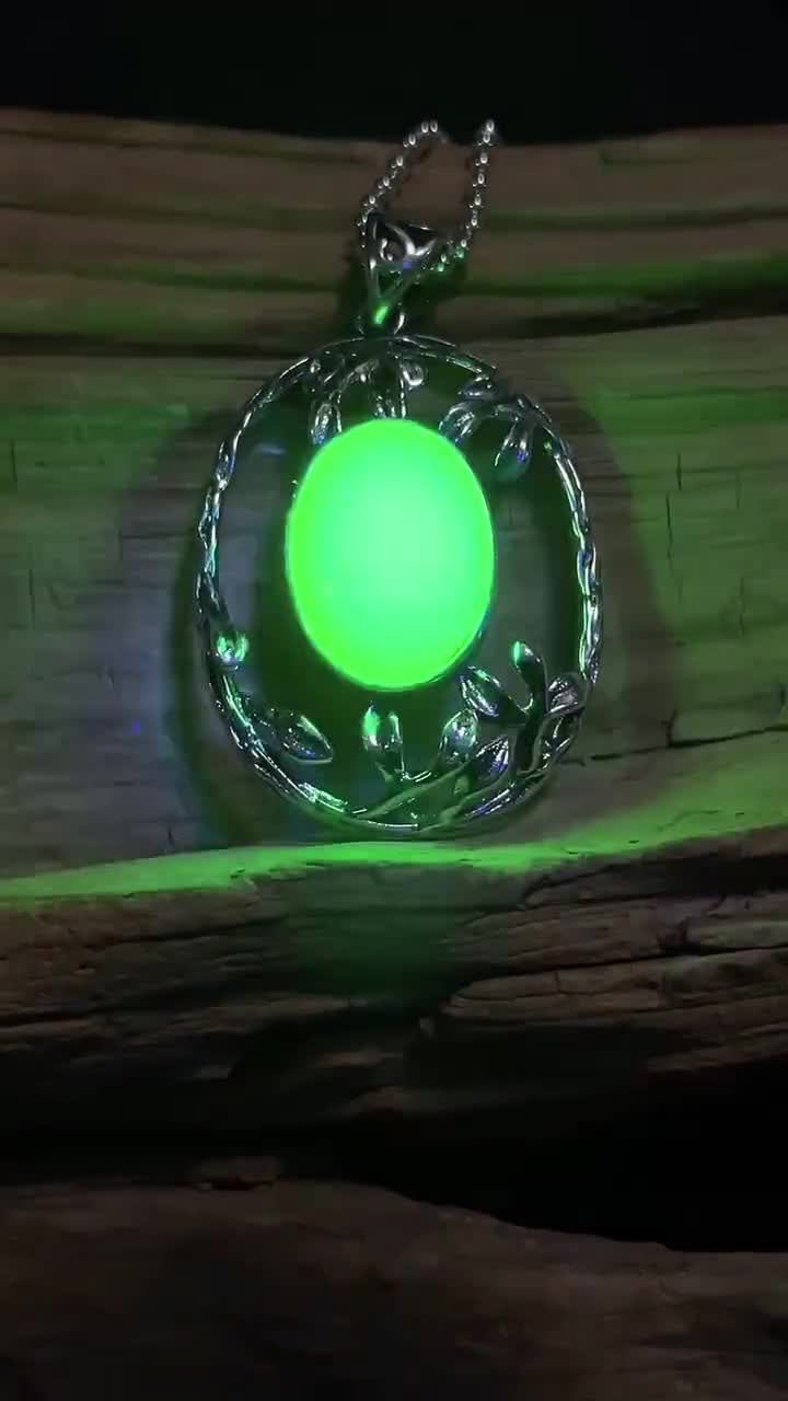 スターリングウランガラスペンダント ヴィンテージスタイル UV反応性