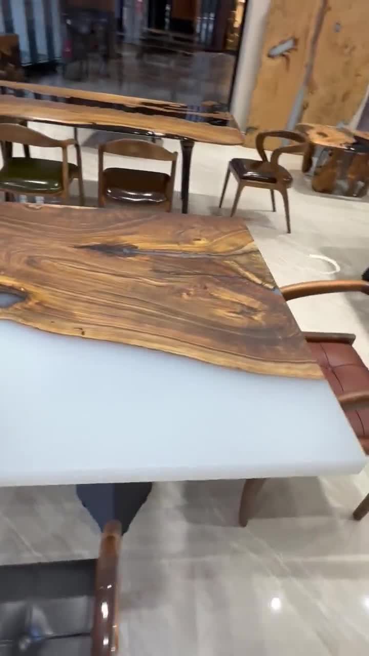 Table de salle à manger en résine époxy - bois de hackberry avec