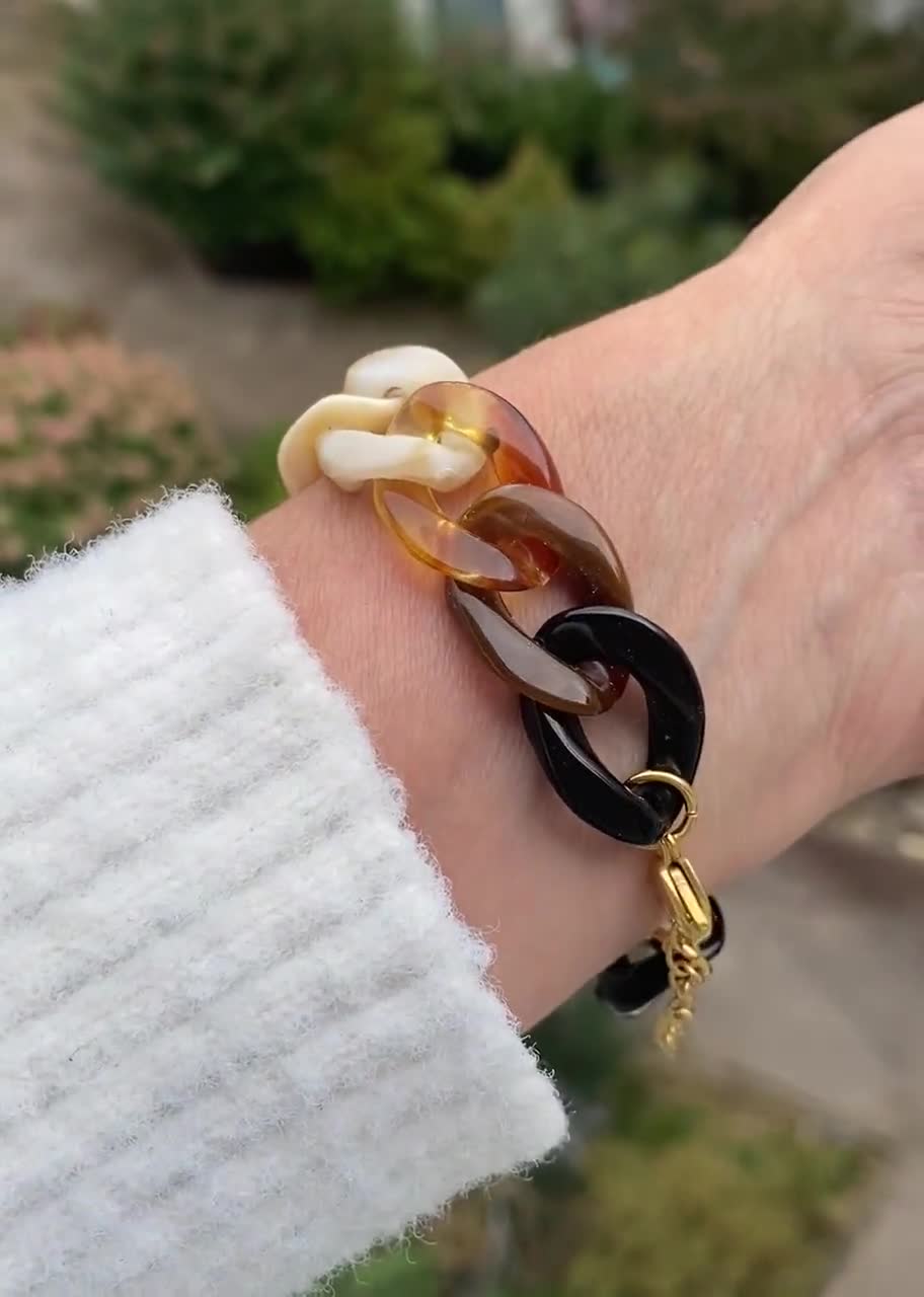 Bracciale Donna Boho In Resina E Acrilico A Maglia | Gioiello Statement Con Catena Dorata | Ideale Per Impilare Con Bracciali Di Perle | Regalo Originale