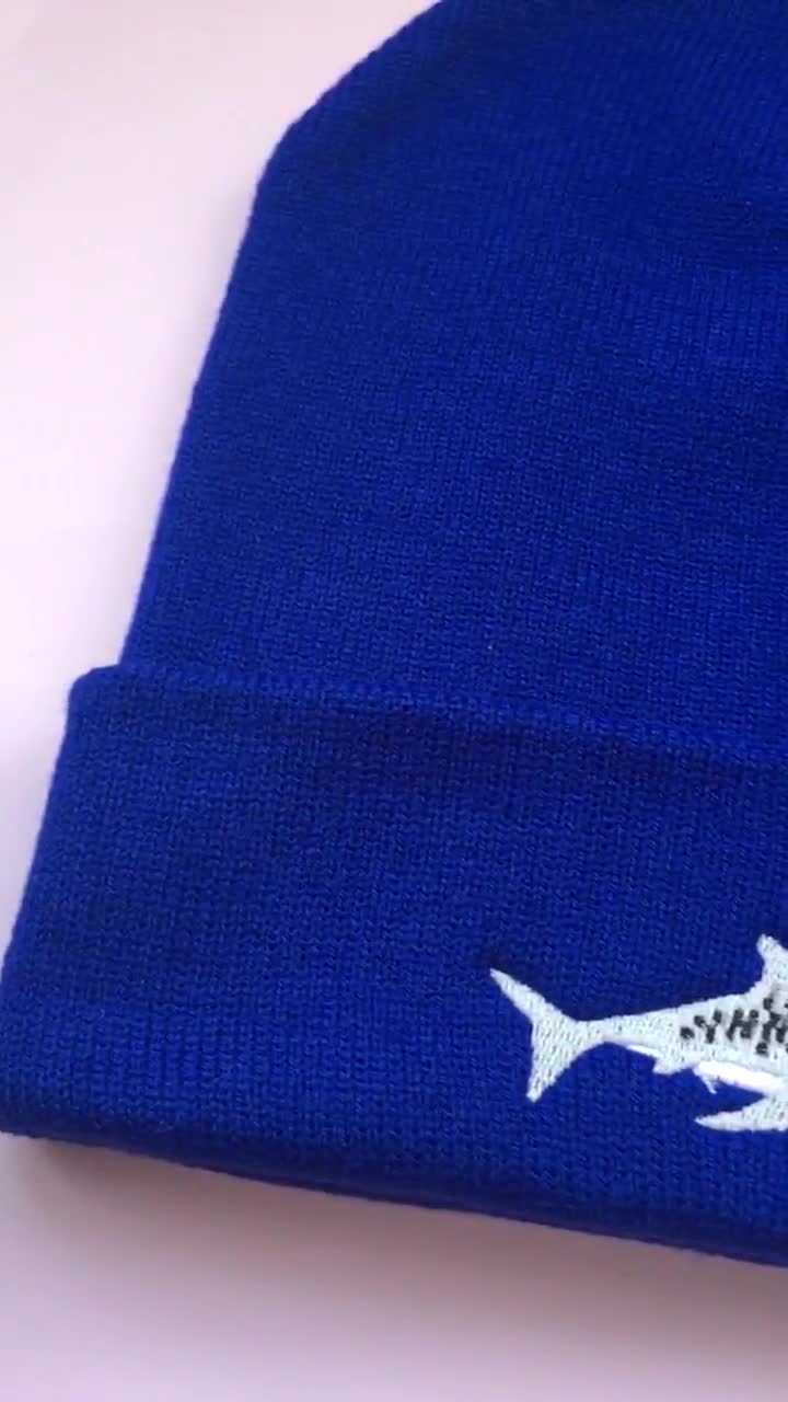刺繍入りサメのビーニー帽 - カフ付きニットデザイン - Etsy 日本