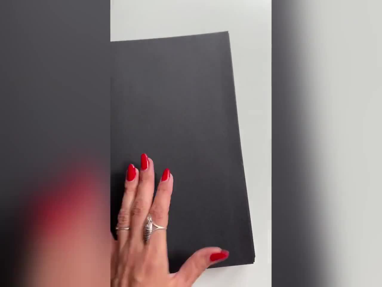 Diario grimorio grande A4, libro grueso de sombras, libro de hechizos, diario de bruja de piel sintética, diario de gratitud opaco, agenda gótica. video poster