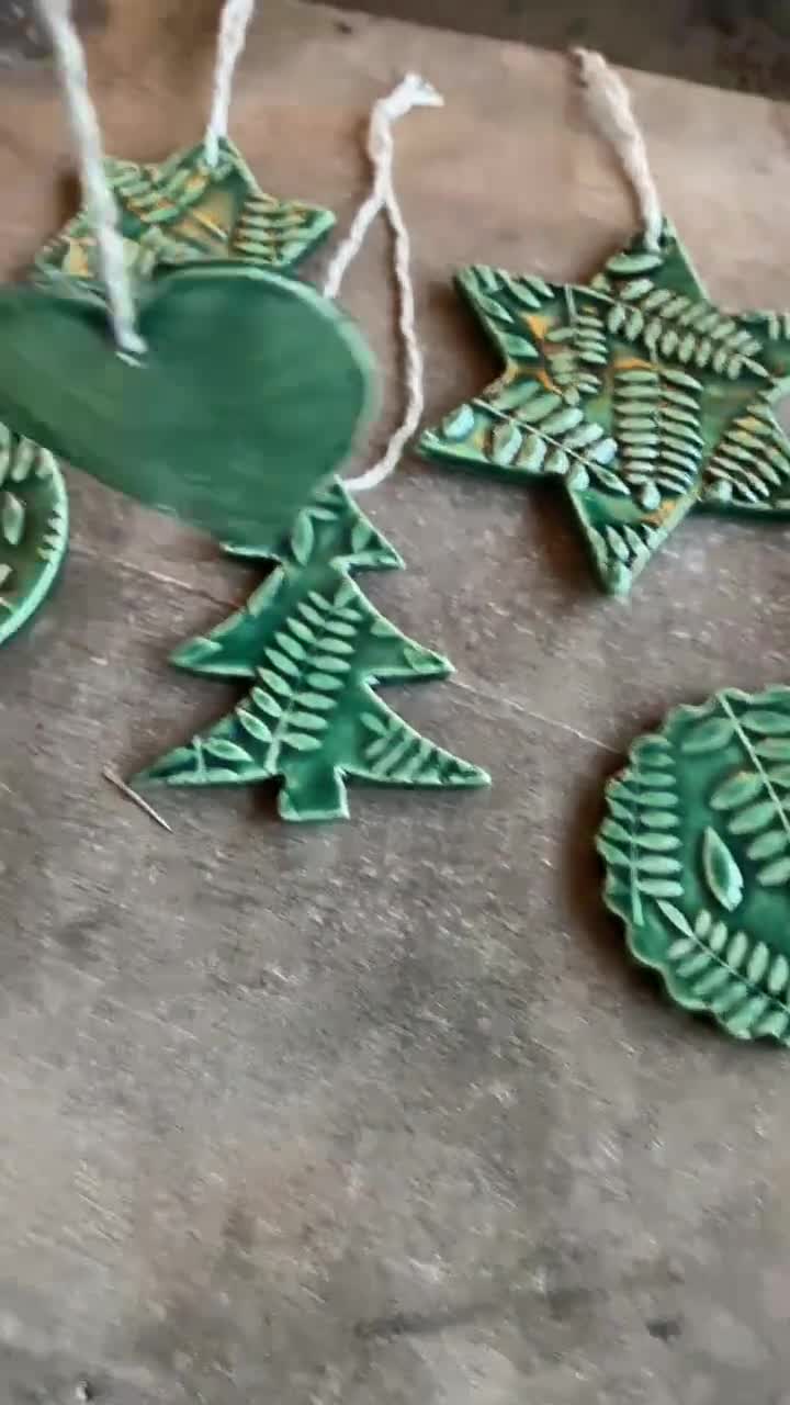 グリーンのクリスマスツリーオーナメント、葉っぱ模様の陶器製星月