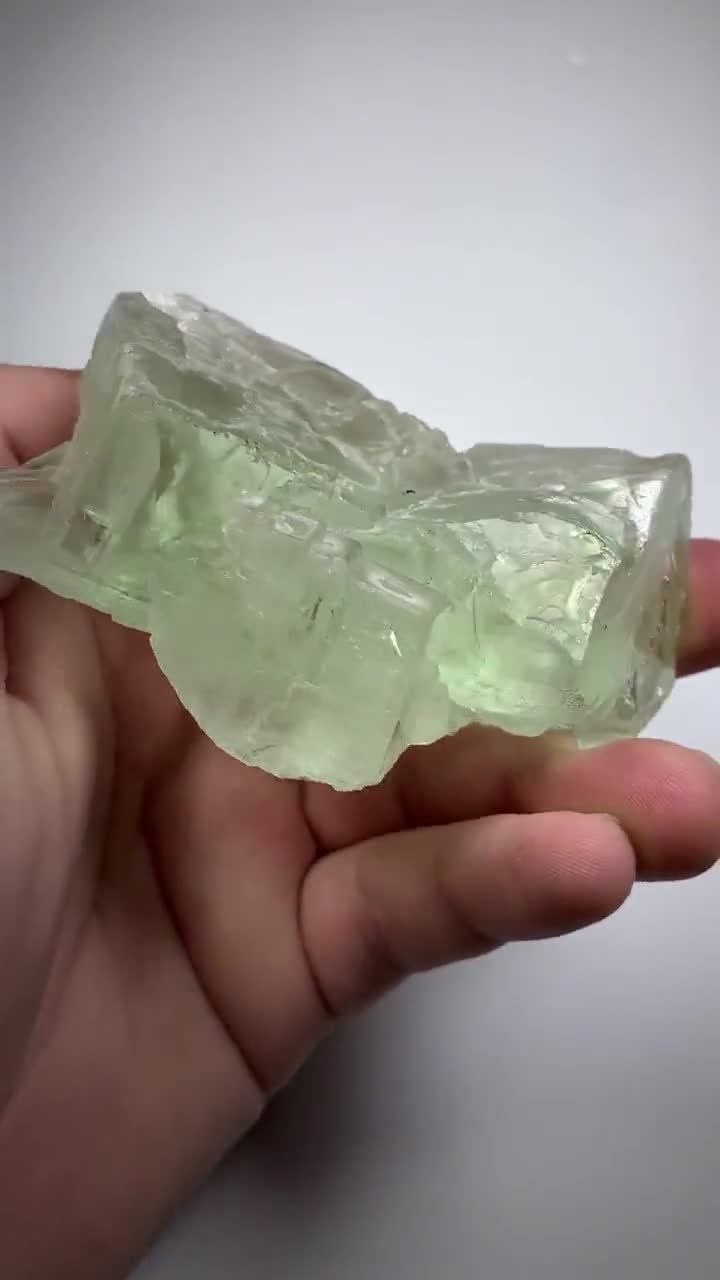 氷のように透明な緑色の蛍石標本。312g。中国 - Etsy 日本