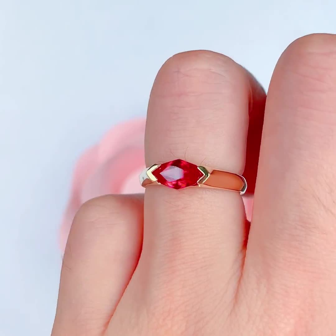 マーキスシェイプ ラボクリエイト ルビー ソリッドゴールド エンゲージ