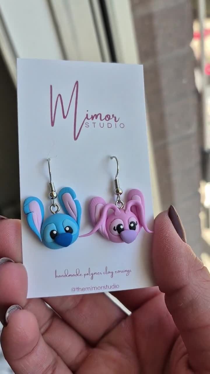 Pendientes colgantes de Stitch y Angel, joyería de dibujos animados de Lilo & Stitch en arcilla polimérica video poster