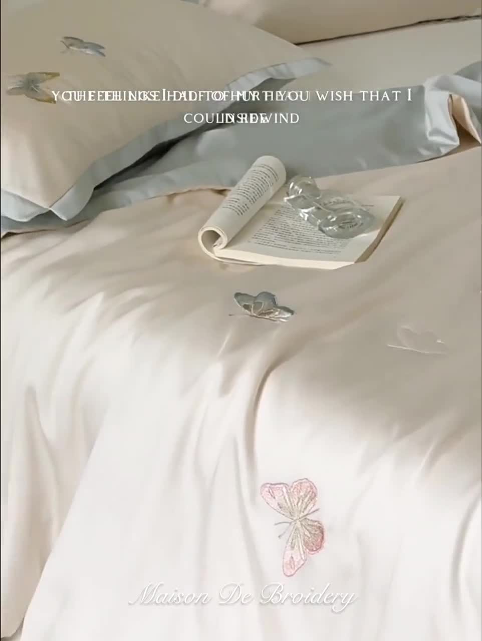 Juego de edredón Silky Butterfly, fibra Tencel Lyocell, juego de ropa de cama refrescante para el verano, cama individual, matrimonial o queen, regalo de inauguración de casa para ella con estética video poster