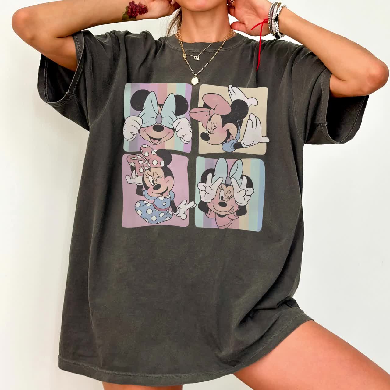 Camisetas retro de Minnie Mouse, camiseta Disney Magic Kingdom, camiseta de Minnie Mouse con colores cómodos para el viaje, camiseta vintage de Minnie Coquette Disney, MC39 video poster