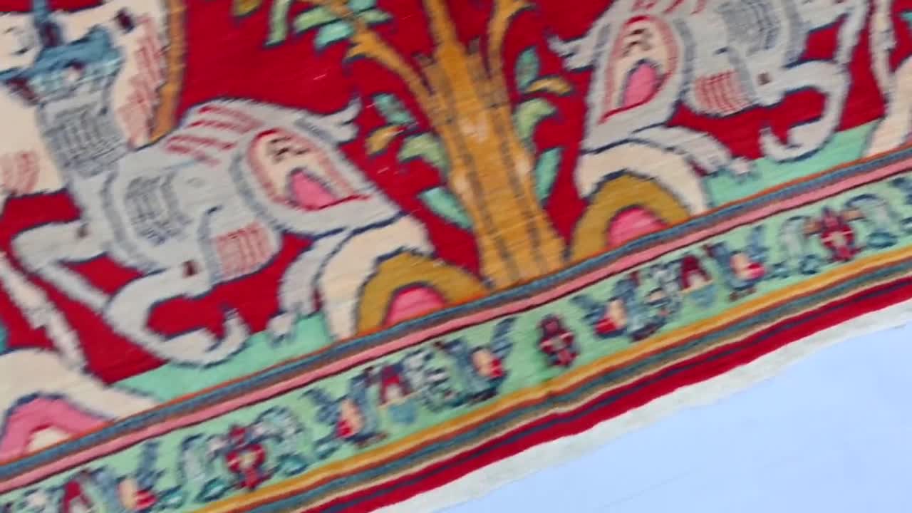 2'4x3'9インチのヴィンテージラグ、動物柄の木の絵柄の赤いアート