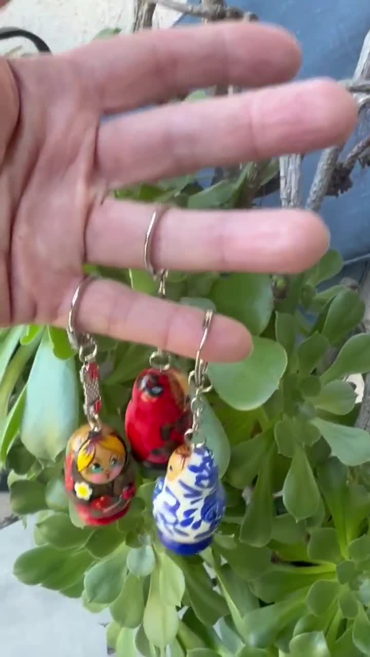 Toyvian 12 llaveros de madera con diseño de matrioska, muñecas de juguete de madera, llaveros para el coche, llaveros, regalo, fiesta, obsequio, diseño aleatorio
