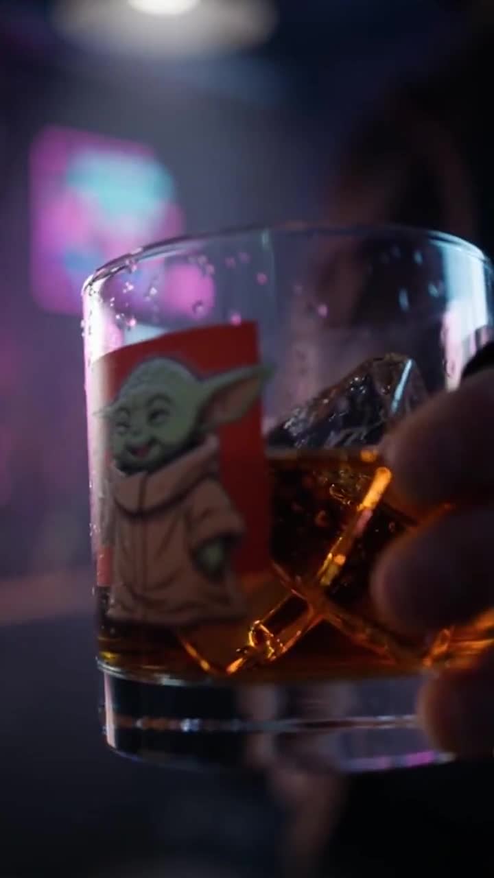 Vaso de whisky Grogu Cheers Character Rocks Glass / Vaso de whisky de 295 ml (10 oz) video poster