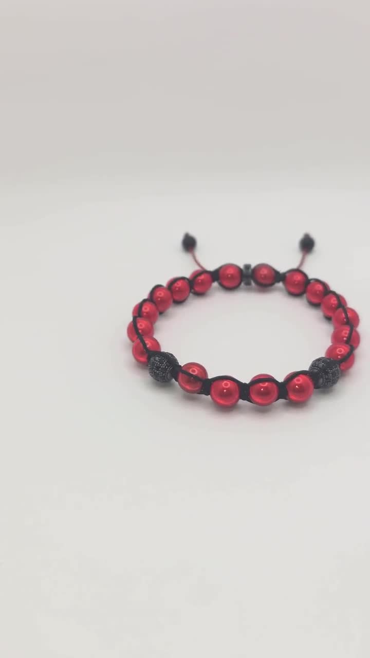 Bracelet de perles rouges fait main avec touches de noir, cordon réglable bijoux video poster
