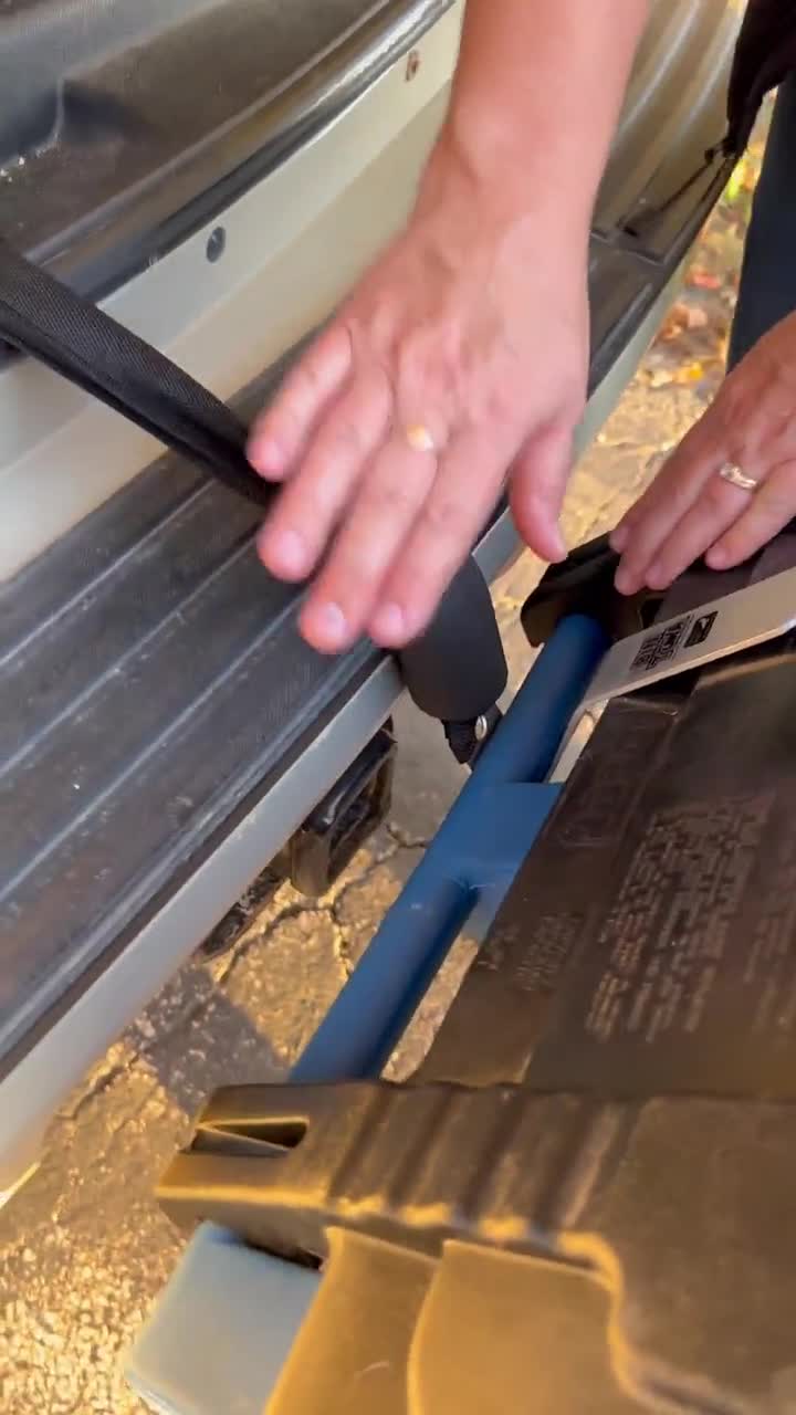 Dispositivo de transporte de basura, contenedores de basura con o sin barra de remolque, torre para contenedores con ruedas, BinTowa video poster