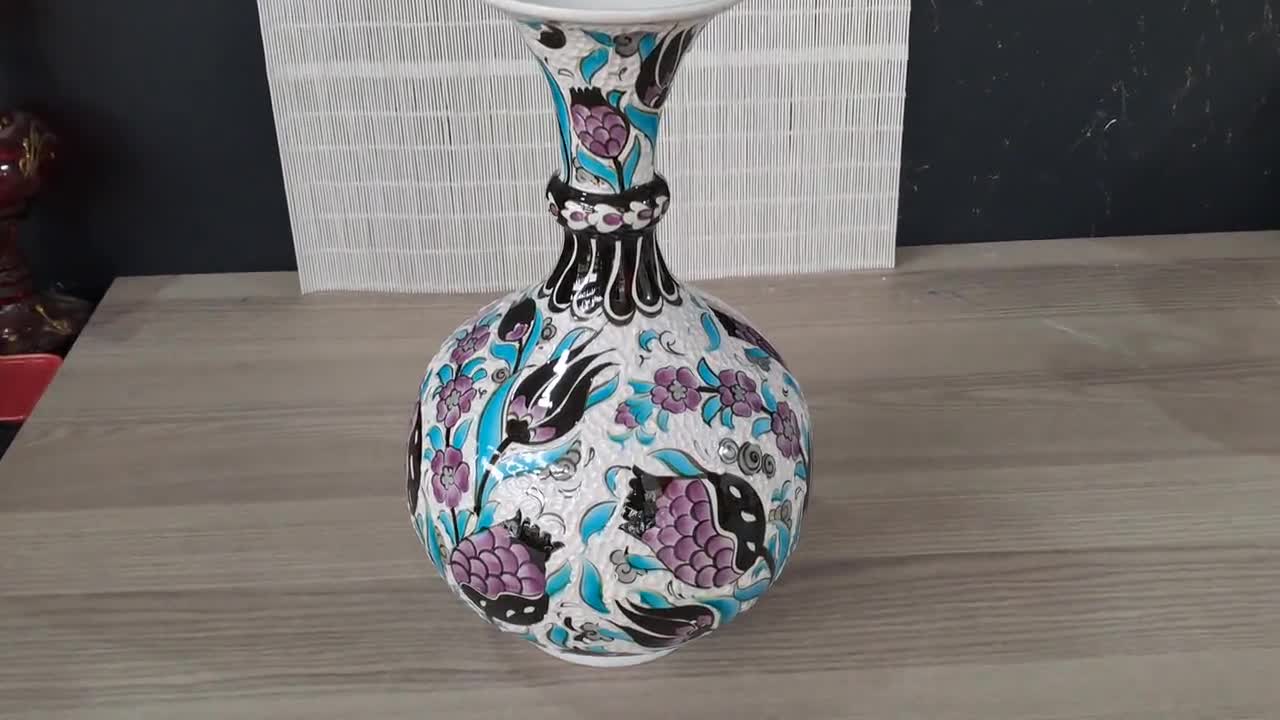 手作りのトルコ陶器の花瓶：イズニック花柄陶器、オスマン帝国の装飾