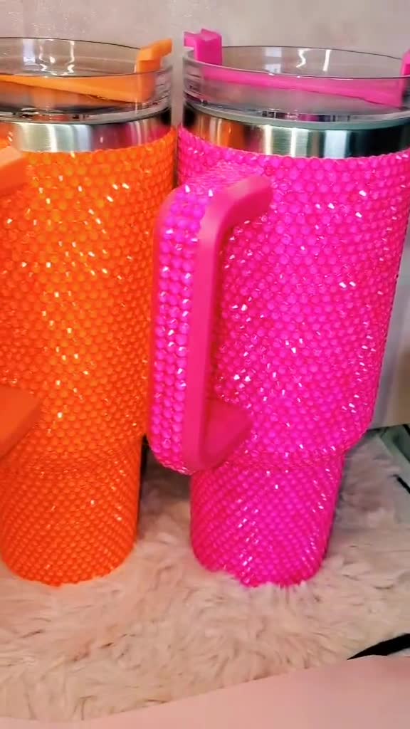 Bicchiere Quencher in vetro neon con strass da 40 once, stile Stanley Dupe, cristallo abbagliato video poster
