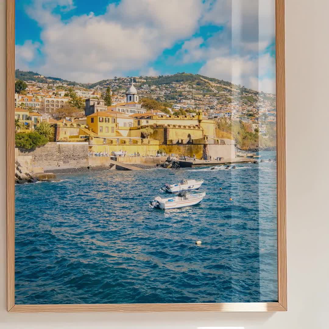 Impresión costera de Funchal Madeira, colorida fotografía de viajes del paisaje urbano de Portugal video poster