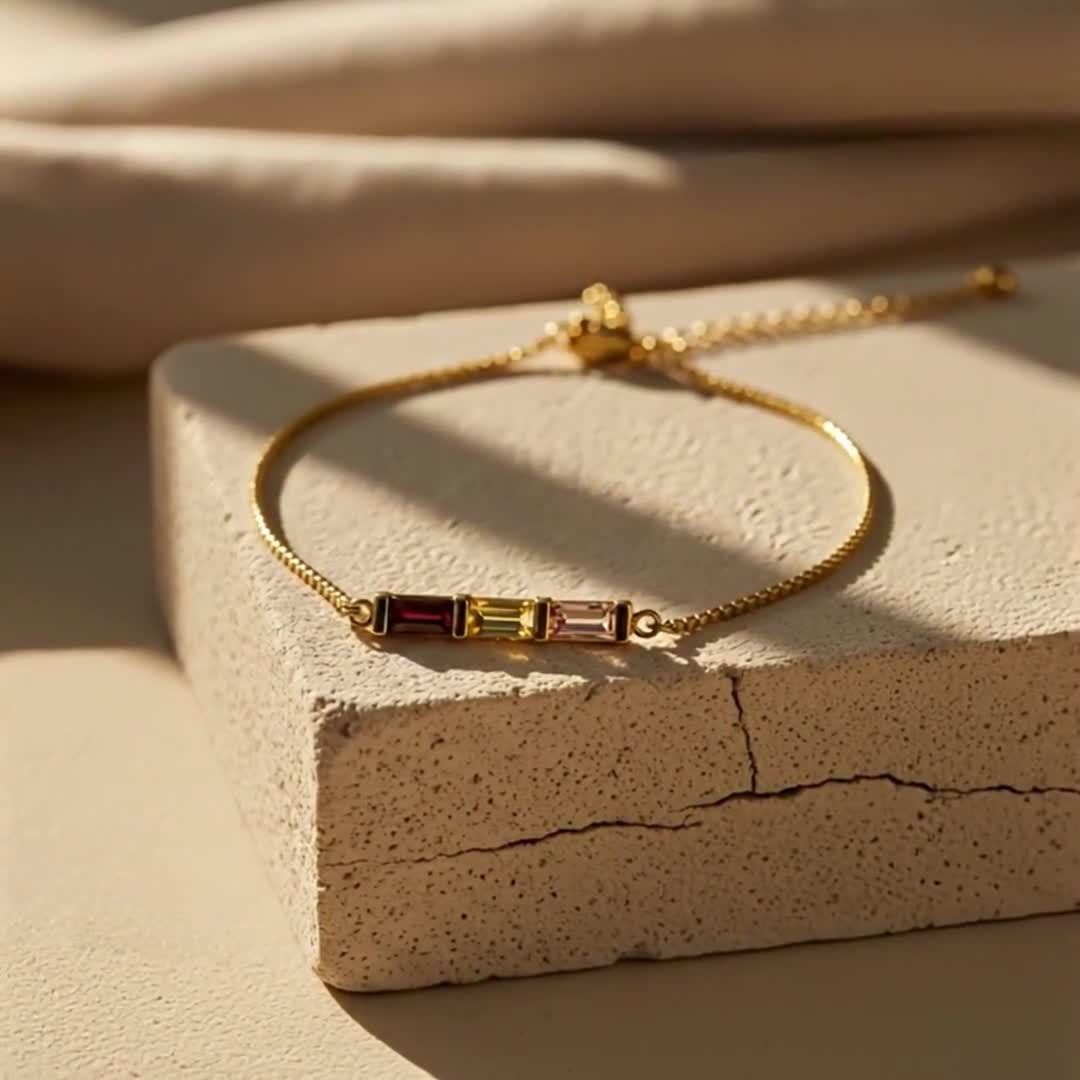 Pulsera de piedra natal de oro de 14 quilates, pulsera personalizada con piedra natal de baguette, regalo personalizado para mamá o abuela, regalo de cumpleaños para Navidad y el Día de la Madre. video poster