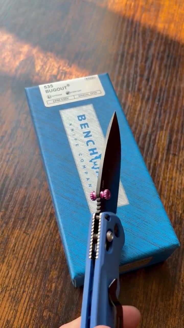 Benchmade PSK, Narrows, Full Immunity, Taggedout, Seven Ten, Adira, Bugout, Griptilian y más modelos. Espárrago de acción rápida TITANIO PÚRPURA. video poster