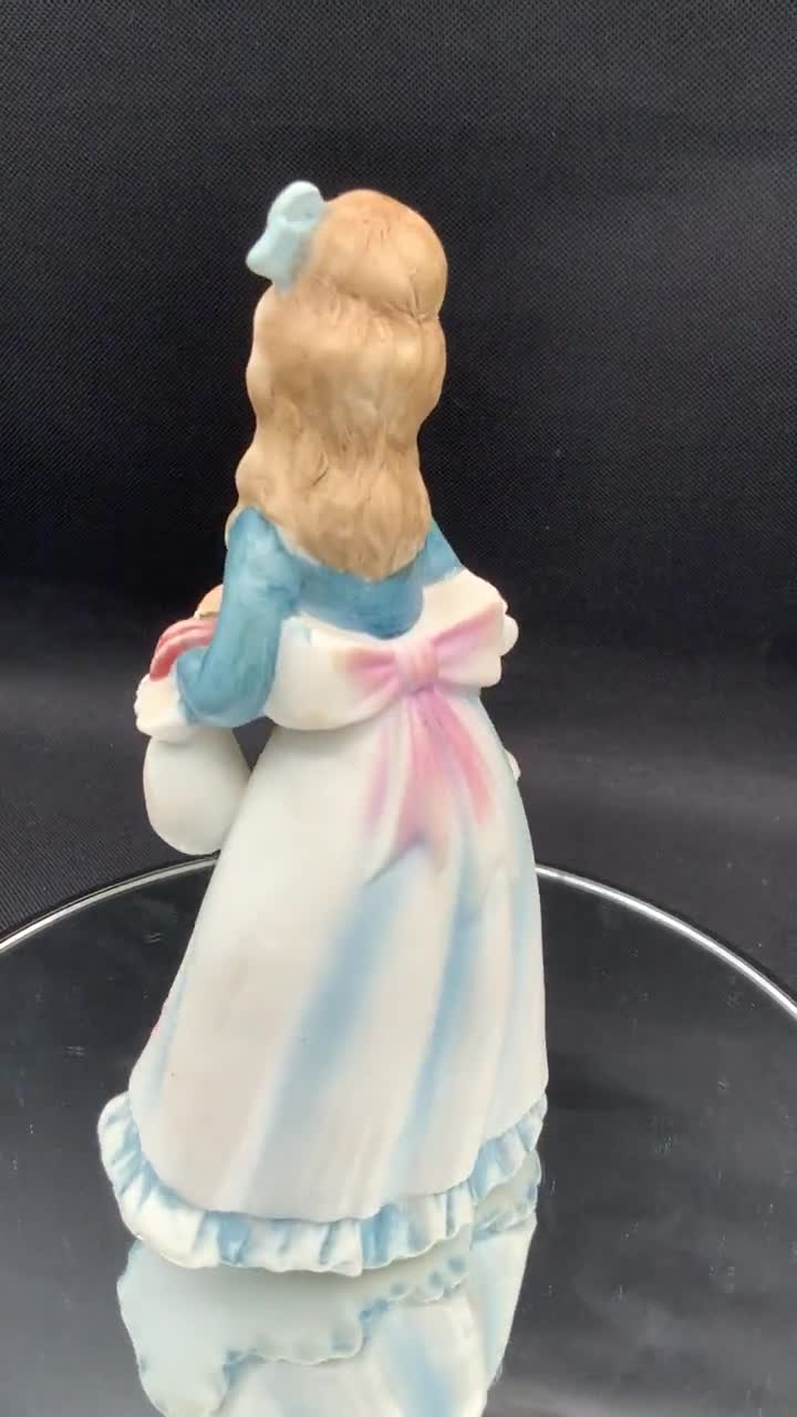 ヴィンテージ ロイヤルクラウン 磁器製女性フィギュア #2447