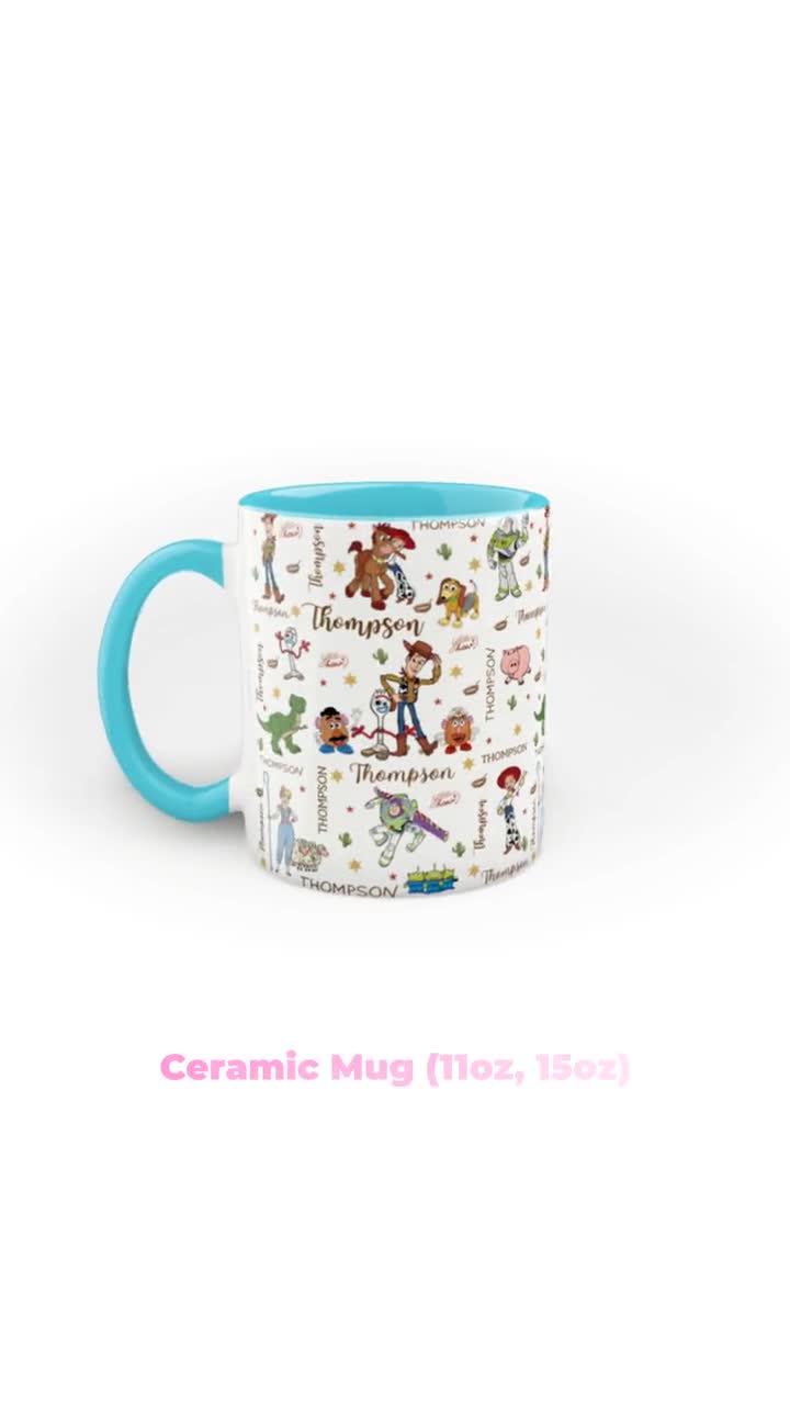 Taza de cerámica personalizada de Toy Story con nombres de personajes: Woody, Buzz, Jessie y Aliens. video poster