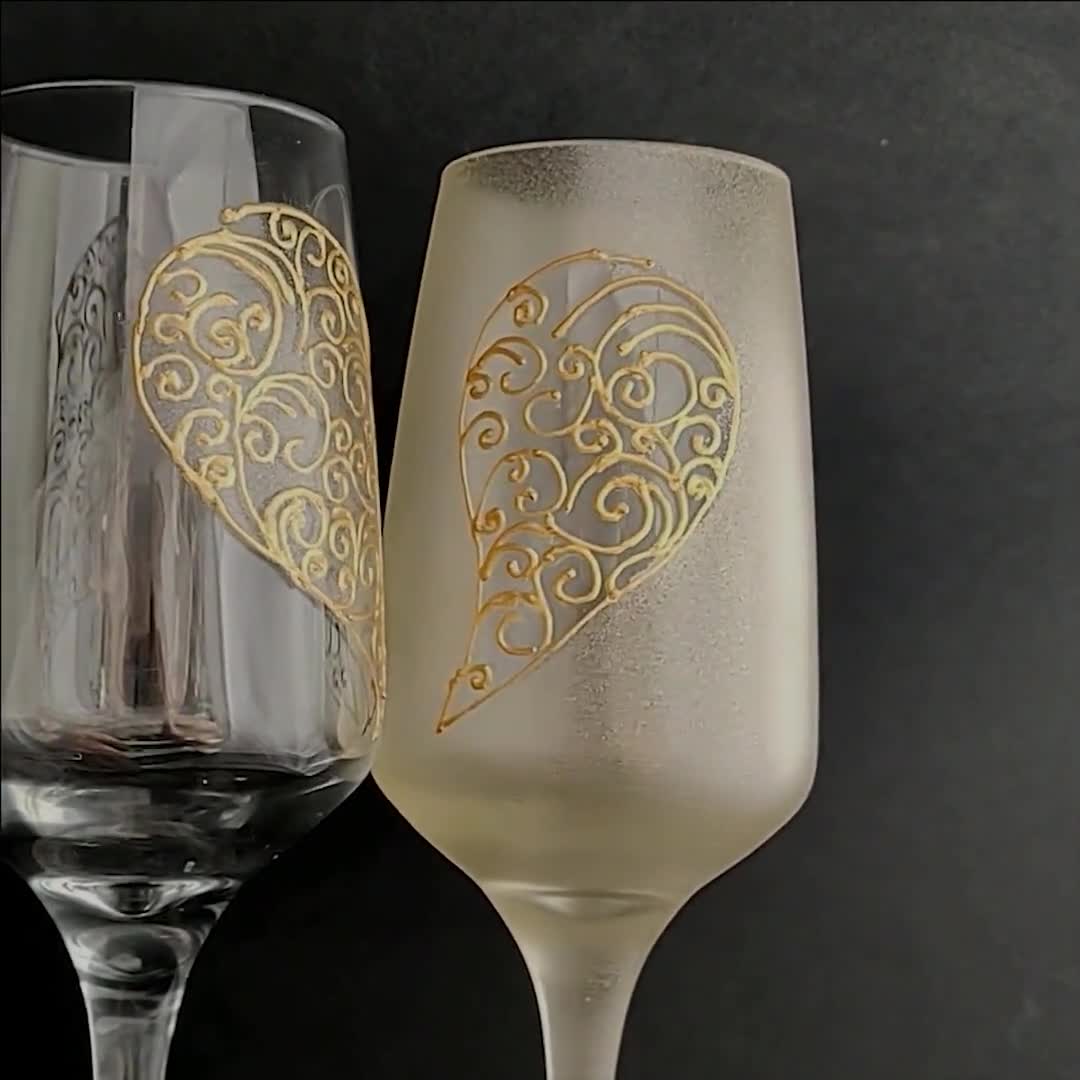 Illustrazione Vettoriale, Paio Stilizzato Di Bicchieri Di Champagne Con Cuori Logo Per Biglietti Di Nozze O Inviti Vettoriale