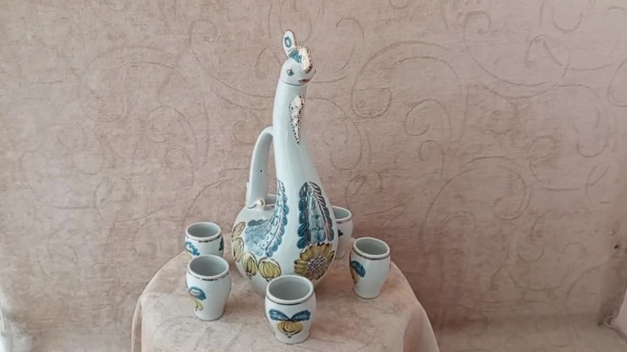 ビンテージの磁器製デカンタ。グラス付きの鳥のデカンタ。芸術的な磁器