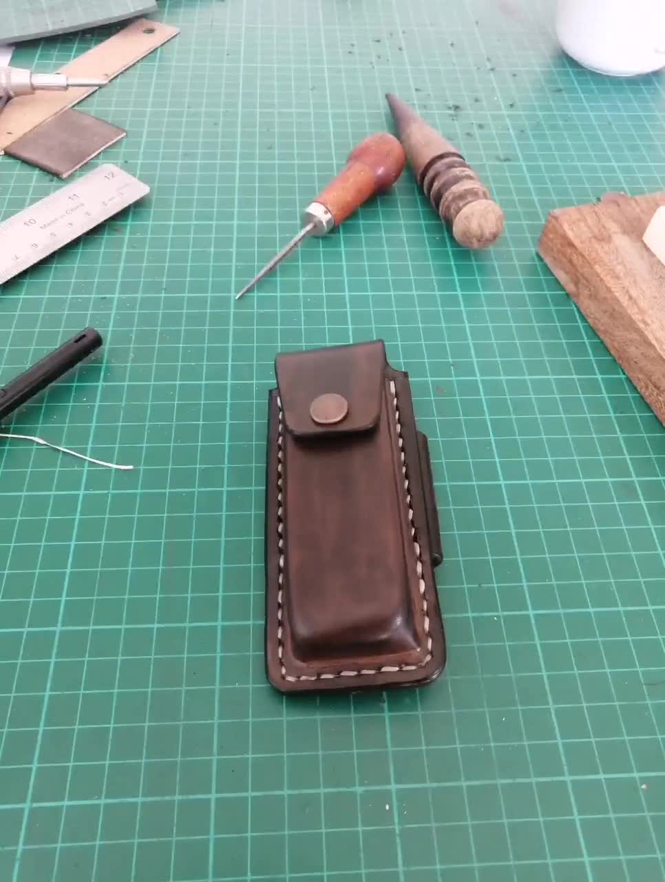 Couteau de poche pliant multifonctionnel avec étui de ceinture horizontal en cuir véritable video poster