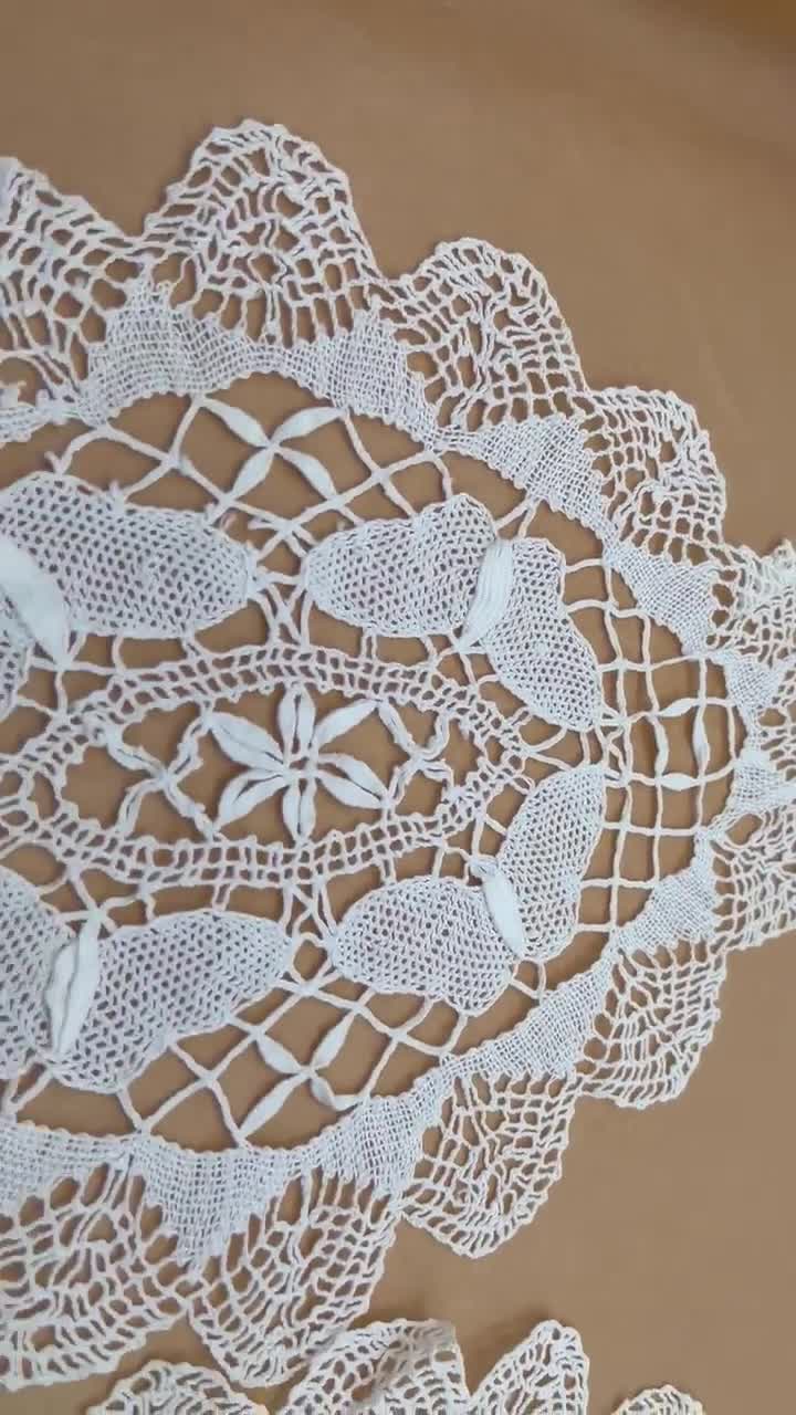 Centrini vintage all'uncinetto, Set di due, Mobili Doilies, Fatto a mano,  Ovale con centri di motivi a farfalla, Decorazioni per la casa, Mobili  Portector -  Italia