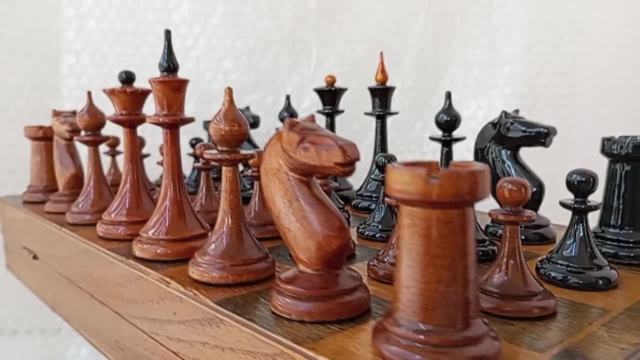 木製チェス セット。ソビエト チェス セット。チェスの駒とボード