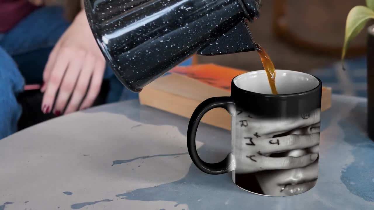  Taza mágica sensible al calor Esta es taza de café que cambia  de color fina 11 OZ : Hogar y Cocina