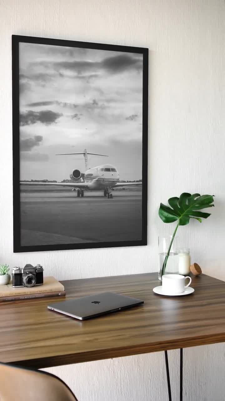 Een oud vintage vliegtuig uit de oorlog zweeft tussen de wolken van
