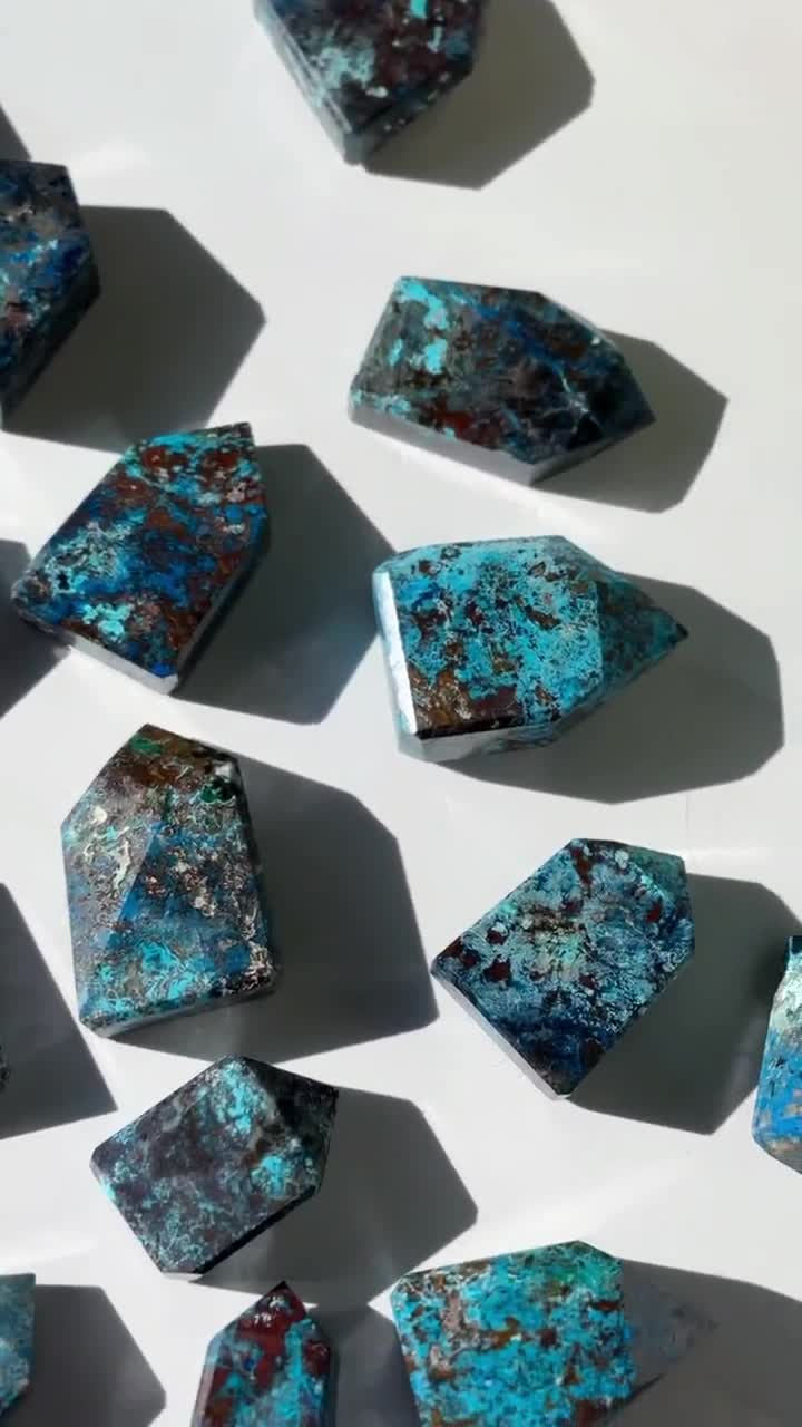 シャッタカイトとクリソコラタワー：金属性キュプライト結晶ポイント