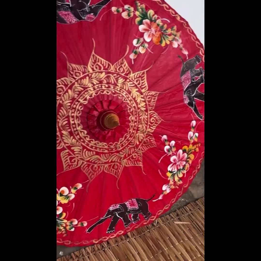 赤い象と花柄があしらわれた、手作りのタイ製傘 - Etsy 日本