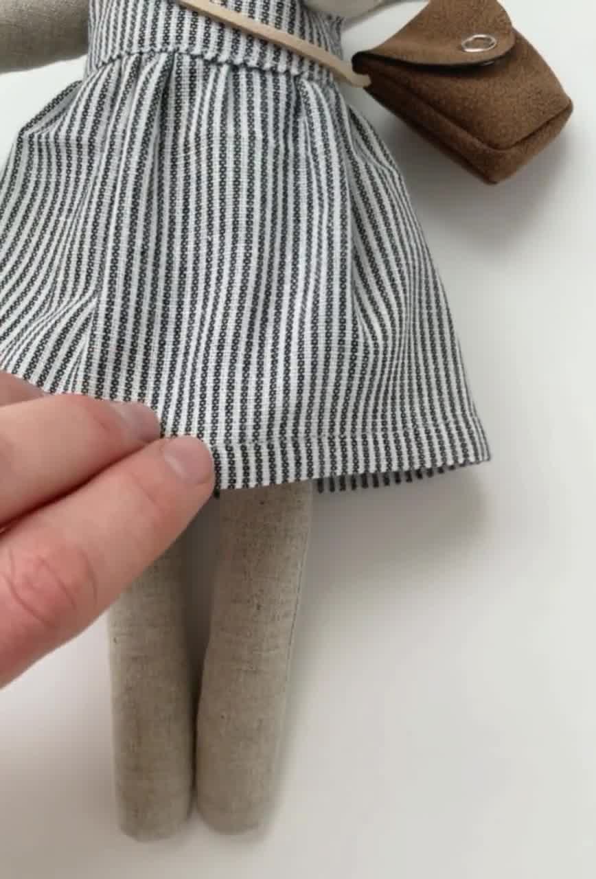 Graphique de poupée cousu à la main · Creative Fabrica